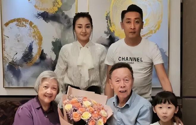 黃俊英最新小品視頻，喜劇的魅力與深度探討展現(xiàn)舞臺(tái)風(fēng)采